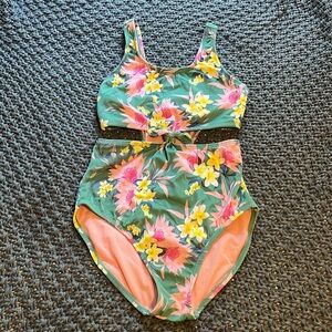 Green floral swim suit in size, girls L (10/12)